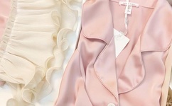 农村妇女卓玲给我喂奶